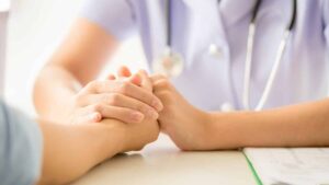 Female Psychologist Consulting Patient Desk Hospital 1000x563 1